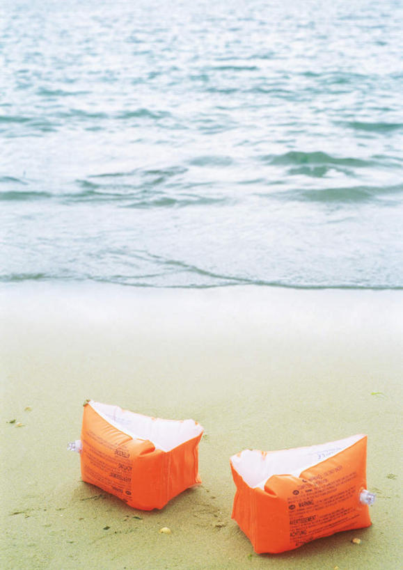 无人,竖图,俯视,室外,特写,白天,海浪,海洋,沙滩,静物,朦胧,模糊,救生圈,沙子,海岸,浪花,沙地,两个,海水,游泳圈,橙色,海景,大海,风浪,海,海水的波动,海滩,近岸浪,涌浪,彩图,高角度拍摄