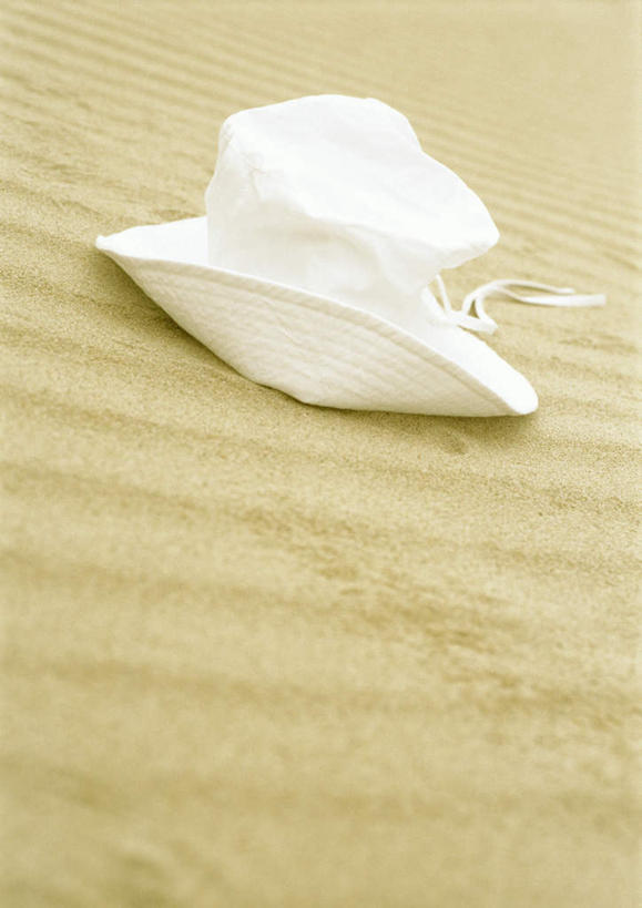 无人,竖图,俯视,室外,特写,白天,沙滩,静物,帽子,朦胧,模糊,沙子,海岸,沙地,一个,白色,遮阳帽,单个,海滩,彩图,高角度拍摄