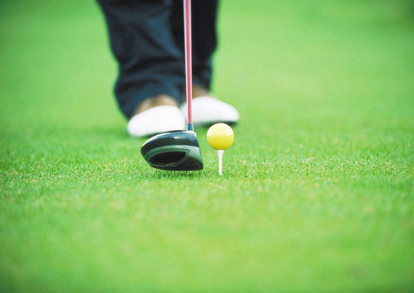 西方人,一个人,站,横图,室外,特写,白天,正面,旅游,度假,草地,草坪,植物,欧洲,欧洲人,仅一个男性,仅一个人,握,服装,朦胧,模糊,高尔夫,高尔夫球,球洞,球场,拿,拿着,休闲装,娱乐,高尔夫球场,草,仅一个年轻男性,衣服,绿色,站着,享受,休闲,休闲服,放松,握着,服饰,球托,高尔夫球杆,绿茵场,户外运动,高尔夫运动,高尔夫球具,男人,男性,年轻男性,白种人,站立,半身,彩图