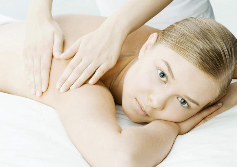 西方人,两个人,按摩师,站,笑,微笑,横图,俯视,室内,白天,按摩,床,欧洲,欧洲人,撑,床单,涂抹,注视,被子,观察,看,趴着,站着,健康,放松,保健,单人床,观看,抹,察看,医疗,撑着,被单,关注,指压,年轻女性,女人,女性,白种人,技师,趴,站立,半身,彩图,高角度拍摄,推拿