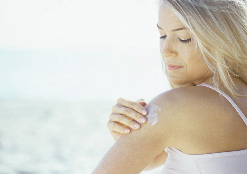 西方人,一个人,横图,室外,白天,正面,旅游,度假,海浪,海洋,沙滩,欧洲,欧洲人,仅一个年轻女性,仅一个女性,仅一个人,沙子,海岸,浪花,沙地,涂抹,注视,娱乐,蓝色,蓝天,天空,海水,天,观察,看,享受,休闲,放松,观看,抹,察看,防晒霜,关注,户外运动,海景,年轻女性,女人,女性,白种人,大海,风浪,海,海水的波动,海滩,近岸浪,涌浪,半身,彩图