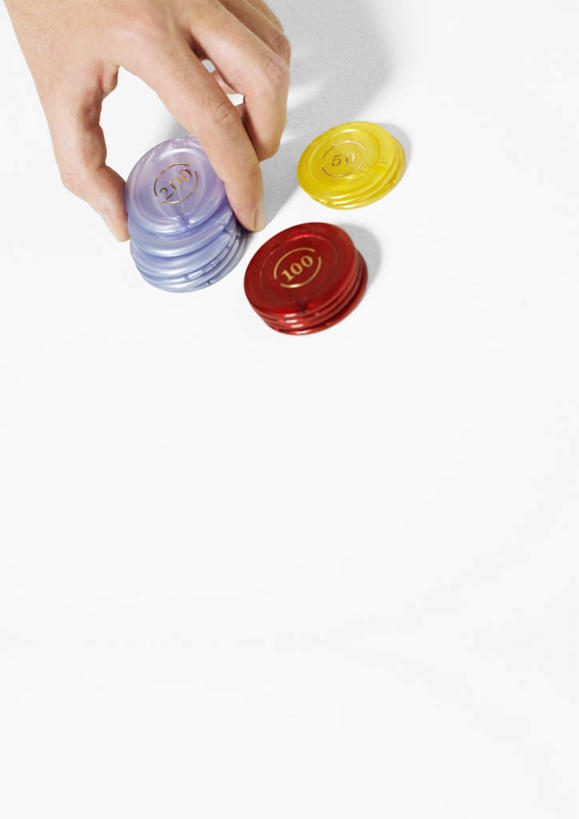 西方人,手,一个人,捏,竖图,俯视,室内,特写,白天,白色背景,游戏,赌博,贪欲,竞争,欧洲,欧洲人,仅一个年轻女性,仅一个女性,仅一个人,一堆,许多,握,阴影,堆叠,堆积,反射,影子,拿,捏着,拿着,娱乐,刺激,手部,握着,筹码,赌场,摄影,影棚,堆,单手,消遣,博彩,投机,侥幸,欲望,年轻女性,女人,女性,白种人,玩耍,半身,彩图,高角度拍摄,影棚拍摄,拍摄,胜负,输赢,娱乐场