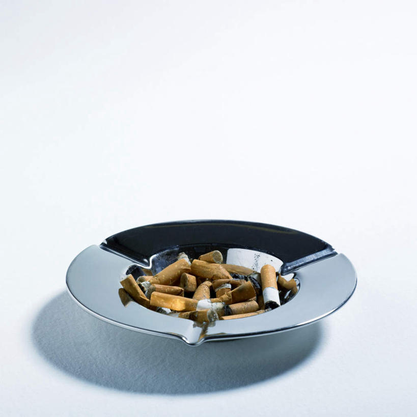 无人,方图,俯视,室内,特写,白天,白色背景,静物,香烟,金属制品,许多,阴影,反射,金属,影子,烟,摄影,影棚,烟灰缸,烟蒂,烟碟,烟盅,卷烟,烟草,纸烟,彩图,高角度拍摄,影棚拍摄,拍摄