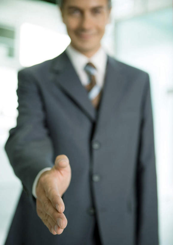 西方人,一个人,商务人士,商务男性,站,握手,笑,微笑,露齿笑,竖图,室内,白天,正面,衬衫,欧洲,欧洲人,仅一个男性,仅一个人,仅一个中年男性,套装,朦胧,模糊,注视,观察,看,站着,伸手,观看,察看,关注,礼仪,礼貌,商务装,工薪阶层,男人,男性,中年男性,白种人,白领,上班族,站立,半身,彩图,衬衣