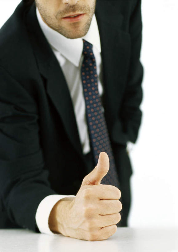 西方人,一个人,商务人士,商务男性,站,竖图,俯视,室内,白天,白色背景,衬衫,智慧,桌子,欧洲,欧洲人,仅一个男性,仅一个人,突出,套装,办公桌,称赞,表扬,仅一个年轻男性,手势,站着,竖,摄影,影棚,翘,高,夸奖,优秀,商务装,工薪阶层,好,妙,顺利,出色,超群,杰出,卓越,奇妙,单手抄兜,单手放兜,聪明,男人,男性,年轻男性,白种人,大拇指,白领,上班族,插兜,手插兜,手放口袋,站立,半身,彩图,高角度拍摄,影棚拍摄,衬衣,拍摄,手抄兜