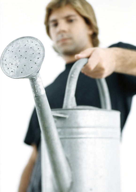 西方人,一个人,竖图,室内,白天,仰视,度假,欧洲,欧洲人,仅一个男性,仅一个人,握,园艺,拿,洒水壶,拎,拿着,注视,娱乐,仅一个年轻男性,观察,看,享受,休闲,放松,握着,观看,察看,关注,户外运动,喷水壶,男人,男性,年轻男性,白种人,半身,彩图,低角度拍摄,拎着