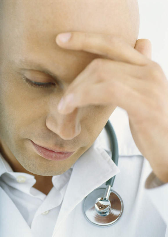 西方人,一个人,医生,竖图,室内,白天,正面,欧洲,欧洲人,仅一个男性,仅一个人,仅一个年轻男性,听诊器,低头,医护人员,医疗人员,疲倦,医疗设备,疲劳,疲惫,失落,疲乏,男人,男性,年轻男性,白种人,大夫,半身,彩图