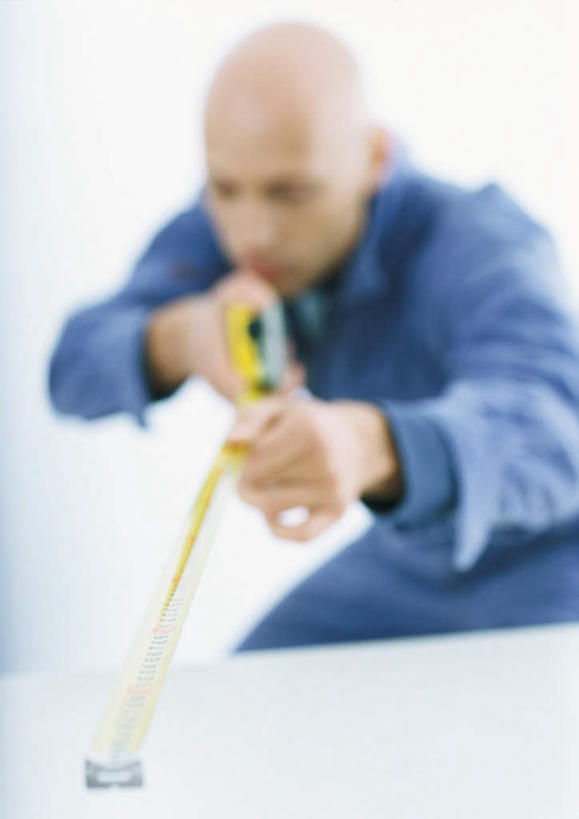 西方人,一个人,站,竖图,室内,白天,正面,装修,桌子,建筑,欧洲,欧洲人,仅一个男性,仅一个人,握,计算,测量,刻度,拿,拿着,文化,仅一个年轻男性,尺,卷尺,祈祷,站着,握着,许愿,宗教,信仰,钢尺,测量工具,祈求,吉祥,尺子,风水,角尺,阴阳,鲁班尺,量具,量仪,钢卷尺,文公尺,门公尺,门尺,丁兰尺,门光尺,吉凶,吉利,晦气,不祥,倒霉,霉运,恶兆,凶险,平安,男人,男性,年轻男性,白种人,站立,半身,彩图