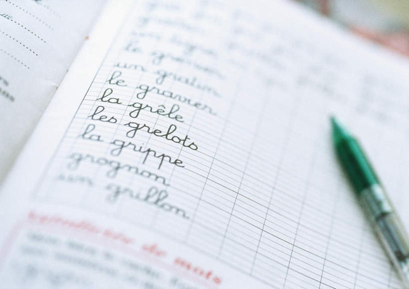 无人,横图,俯视,室内,白天,桌子,朦胧,模糊,笔,标志,方格,格子,文字,字符,字母,办公桌,办公用具,表格,记事本,标识,本子,笔记本,法语,法文,彩图,高角度拍摄