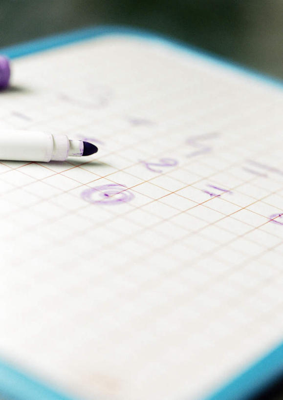 无人,竖图,俯视,室内,特写,白天,桌子,静物,朦胧,模糊,计算,笔,蜡笔,数字,办公桌,记录板,记事板,彩图,高角度拍摄