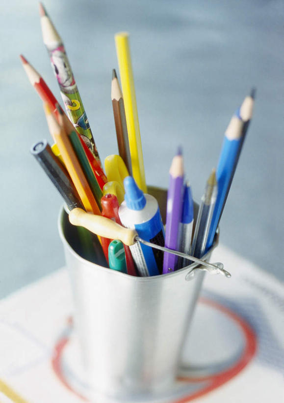 无人,竖图,俯视,室内,特写,白天,桌子,静物,笔筒,许多,朦胧,模糊,蜡笔,书桌,文具,课桌,铅笔,彩图,高角度拍摄