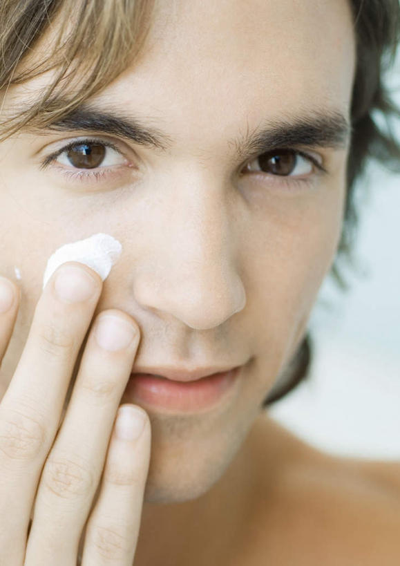 西方人,脸,头,脸颊,一个人,站,竖图,室内,特写,白天,正面,卫生间,浴室,欧洲,欧洲人,仅一个男性,仅一个人,涂抹,注视,仅一个年轻男性,观察,看,站着,观看,抹,察看,洗面奶,关注,男人,男性,年轻男性,白种人,头部,脸部,脸蛋,面部,淋浴房,站立,半身,彩图,冲凉房,沐浴间,沐浴室