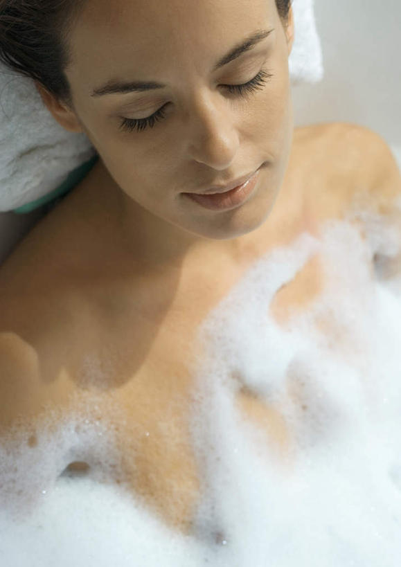 西方人,脸,头,脸颊,脖子,一个人,躺,闭眼,笑,微笑,露齿笑,竖图,俯视,室内,白天,美容,洗澡,水,欧洲,欧洲人,仅一个年轻女性,仅一个女性,仅一个人,护肤,泡沫,液体,公寓,裸露,住宅,保养,享受,休闲,放松,保健,泡泡浴,赤裸,盆浴,裸,养颜,卧着,年轻女性,女人,女性,白种人,头部,脖,颈,颈部,脸部,脸蛋,面部,闭眼睛,闭着眼,闭着眼睛,躺着,卧,半身,彩图,高角度拍摄,沐浴