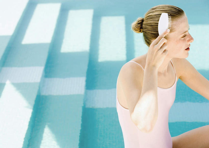 西方人,头发,一个人,游泳池,坐,横图,室外,特写,白天,侧面,泳装,比基尼,旅游,度假,快乐,幸福,水,太阳,欧洲,欧洲人,仅一个年轻女性,仅一个女性,仅一个人,握,阴影,光线,影子,水池,水面,拿,梳子,拿着,梳头,娱乐,泳池,黄色,阳光,夏天,享受,休闲,放松,握着,满足,游泳馆,年轻女性,女人,女性,白种人,坐着,半身,彩图,泳衣,高兴