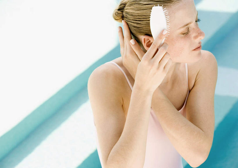 西方人,头发,一个人,游泳池,坐,横图,俯视,室外,特写,白天,泳装,比基尼,旅游,度假,快乐,幸福,水,太阳,欧洲,欧洲人,仅一个年轻女性,仅一个女性,仅一个人,握,阴影,光线,影子,水池,水面,拿,梳子,拿着,梳头,娱乐,泳池,黄色,阳光,夏天,享受,休闲,放松,握着,满足,游泳馆,年轻女性,女人,女性,白种人,坐着,半身,彩图,高角度拍摄,泳衣,高兴