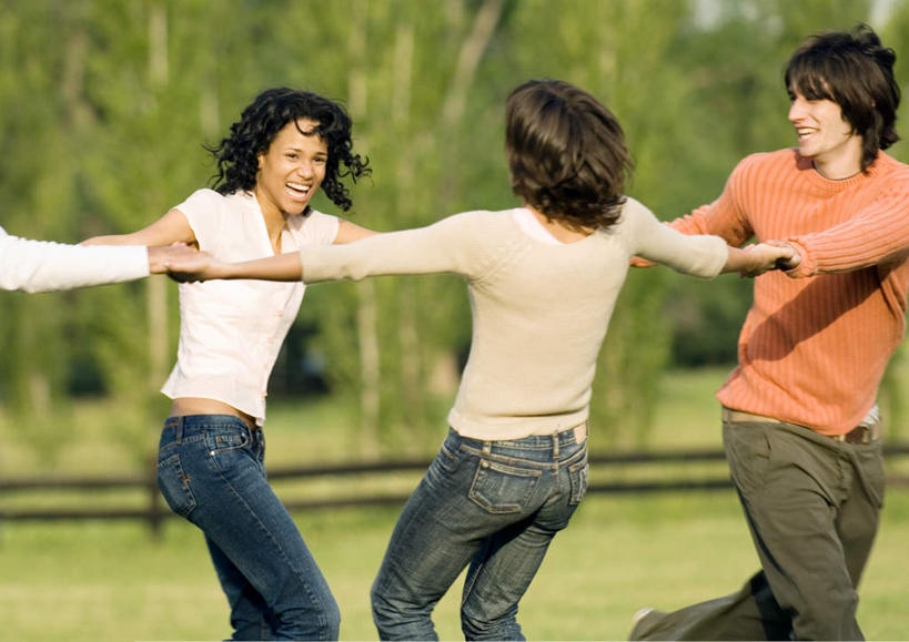 西方人,背部,四个人,伙伴,朋友,站,握手,笑,微笑,露齿笑,横图,室外,白天,正面,旅游,度假,跳舞,游戏,快乐,友谊,幸福,草地,草坪,森林,树林,太阳,植物,欧洲,欧洲人,阴影,光线,影子,玩,牛仔裤,休闲装,娱乐,草,树,树木,绿色,阳光,自然,站着,享受,休闲,休闲服,放松,生长,成长,转圈,户外运动,舞姿,友情,男人,男性,年轻男性,年轻女性,女人,女性,白种人,搀手,拉手,手拉手,手握手,玩耍,嬉戏,站立,半身,彩图,高兴,开心,舞蹈