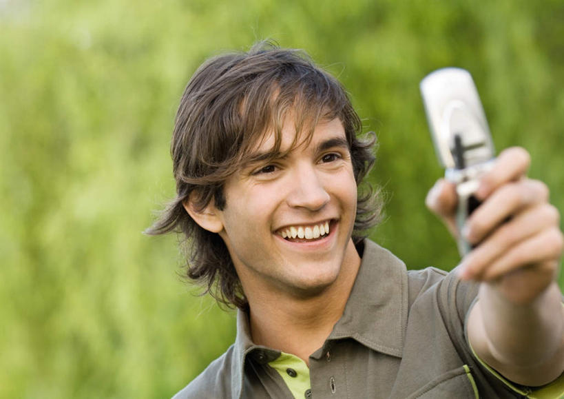 西方人,一个人,站,笑,微笑,露齿笑,横图,室外,特写,白天,正面,旅游,度假,游戏,快乐,幸福,电话,手机,欧洲,欧洲人,仅一个男性,仅一个人,握,朦胧,模糊,拿,玩,拿着,注视,休闲装,娱乐,仅一个年轻男性,拍照,观察,看,站着,享受,休闲,休闲服,放松,握着,自拍,观看,察看,关注,户外运动,男人,男性,年轻男性,白种人,玩耍,嬉戏,站立,半身,彩图,高兴,开心