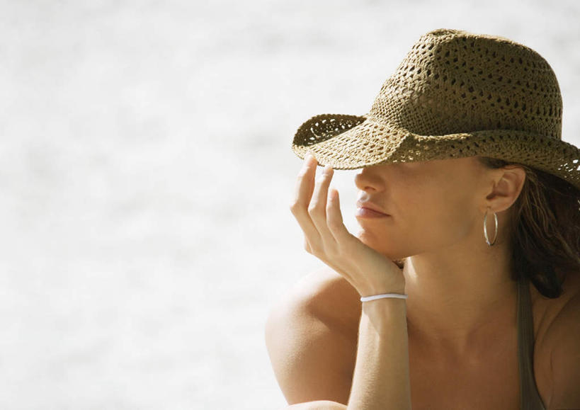 西方人,脸,头,脸颊,脖子,横图,室外,白天,正面,旅游,度假,沙滩,太阳,帽子,欧洲,欧洲人,撑,阴影,朦胧,模糊,光线,沙子,影子,海岸,沙地,托腮,休闲装,娱乐,侧身,阳光,遮阳帽,托,享受,休闲,休闲服,放松,托下巴,户外运动,肩部,白种人,头部,脖,颈,颈部,脸部,脸蛋,面部,海滩,彩图