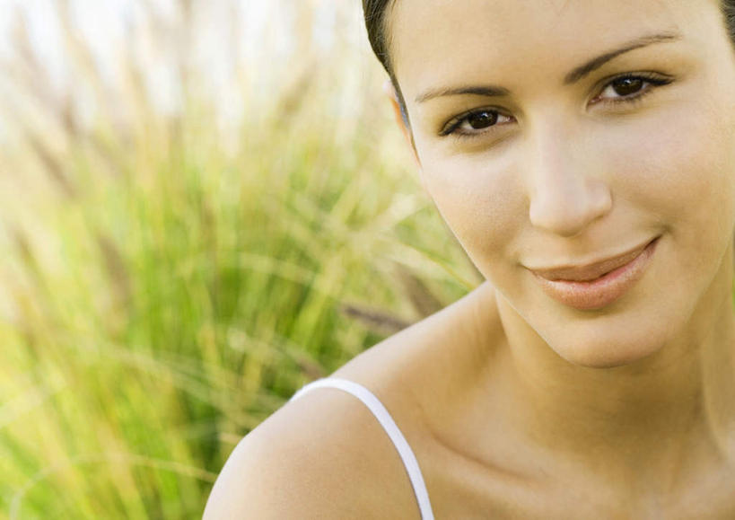 西方人,脸,头,脸颊,脖子,头发,一个人,横图,室外,特写,白天,正面,草地,草坪,植物,欧洲,欧洲人,仅一个年轻女性,仅一个女性,仅一个人,朦胧,模糊,草,绿色,黑色,肩部,年轻女性,女人,女性,白种人,头部,长发,脖,颈,颈部,脸部,脸蛋,面部,半身,彩图