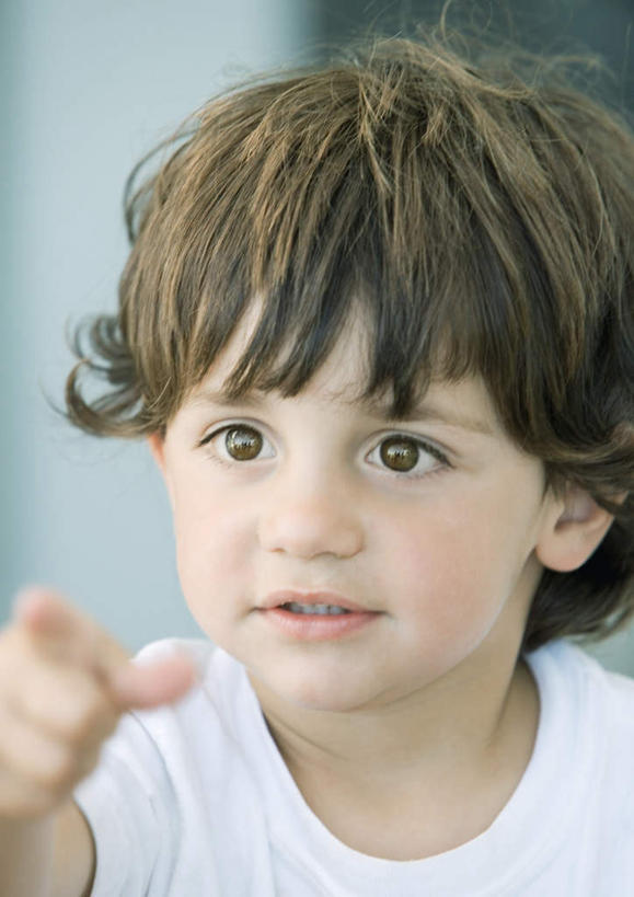 西方人,儿童,一个人,竖图,室内,白天,正面,纯洁,欧洲,欧洲人,仅一个男性,仅一个人,指,注视,小孩,观察,看,仅一个小孩,可爱,童年,童趣,指示,观看,察看,指着,关注,童真,烂漫,无邪,天真,男孩,男人,男性,白种人,孩子,半身,彩图,男生