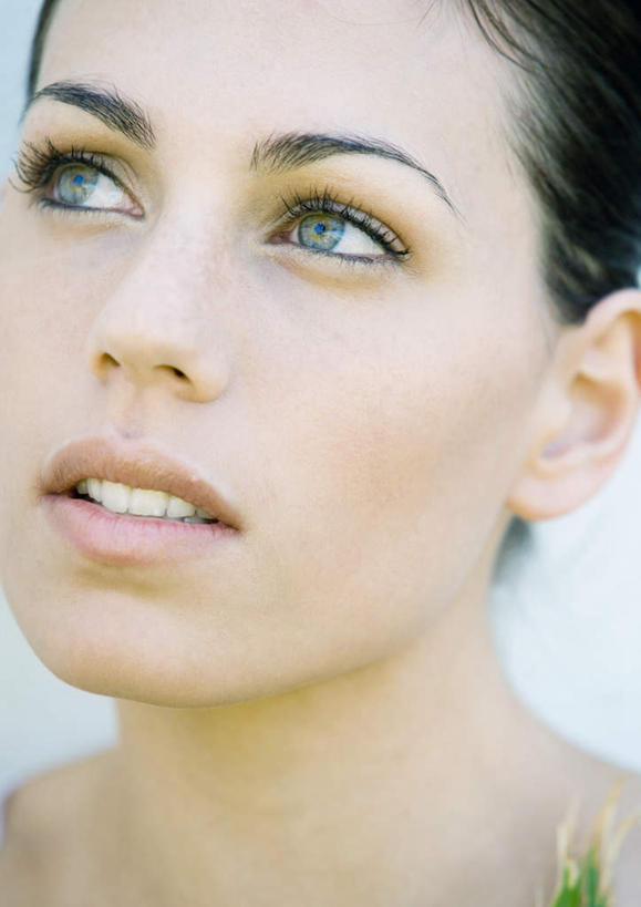 西方人,脸,头,脸颊,脖子,一个人,竖图,室内,白天,正面,欧洲,欧洲人,仅一个年轻女性,仅一个女性,仅一个人,注视,观察,看,观看,察看,关注,年轻女性,女人,女性,白种人,头部,脖,颈,颈部,脸部,脸蛋,面部,半身,彩图