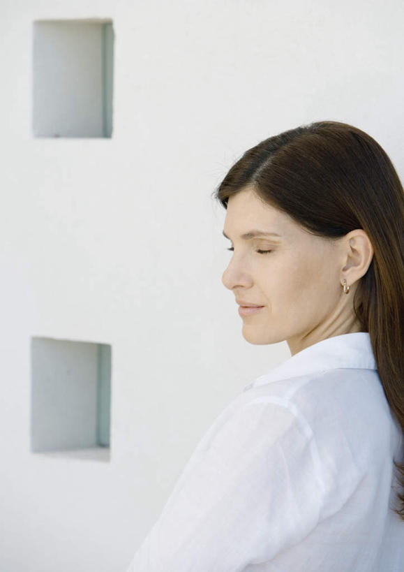 西方人,一个人,站,闭眼,竖图,室外,白天,侧面,欧洲,欧洲人,仅一个年轻女性,仅一个女性,仅一个人,墙,依靠,依偎,墙壁,墙面,靠,靠着,站着,年轻女性,女人,女性,白种人,闭眼睛,闭着眼,闭着眼睛,站立,半身,彩图