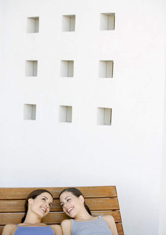 西方人,两个人,伙伴,朋友,躺,笑,微笑,露齿笑,竖图,室外,白天,正面,友谊,欧洲,欧洲人,墙,依靠,依偎,相视,墙壁,墙面,靠,靠着,面对面,对视,相对,相看,卧着,友情,年轻女性,女人,女性,白种人,躺着,卧,半身,彩图