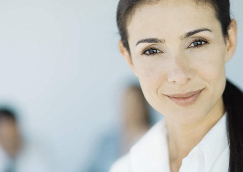 西方人,一个人,商务人士,商务女性,办公室,笑,微笑,横图,室内,特写,白天,正面,成功,合作,信心,欧洲,欧洲人,仅一个年轻女性,仅一个女性,仅一个人,套装,朦胧,模糊,领导,成就,商务装,领袖,工薪阶层,年轻女性,女人,女性,白种人,白领,上班族,半身,彩图