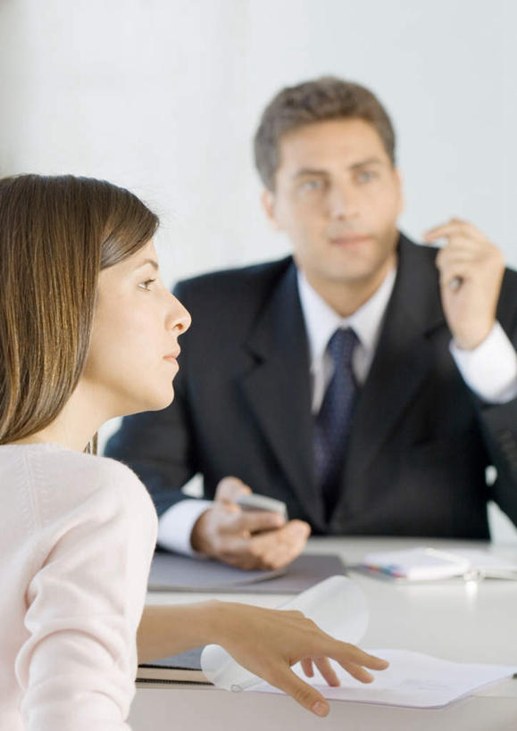 西方人,手,背部,两个人,商务人士,商务男性,办公室,坐,说,竖图,室内,白天,正面,衬衫,西装,家具,桌子,欧洲,欧洲人,谈判,指,套装,正装,朦胧,模糊,材料,档案,文件,办公桌,墙,领带,注视,职业装,墙壁,墙面,资料,观察,看,手部,指示,提,观看,察看,提着,指着,关注,文档,商务装,工薪阶层,办公家具,交流,男人,男性,年轻男性,年轻女性,女人,女性,白种人,白领,上班族,沟通,讲话,交谈,商谈,说话,谈话,坐着,半身,彩图,衬衣