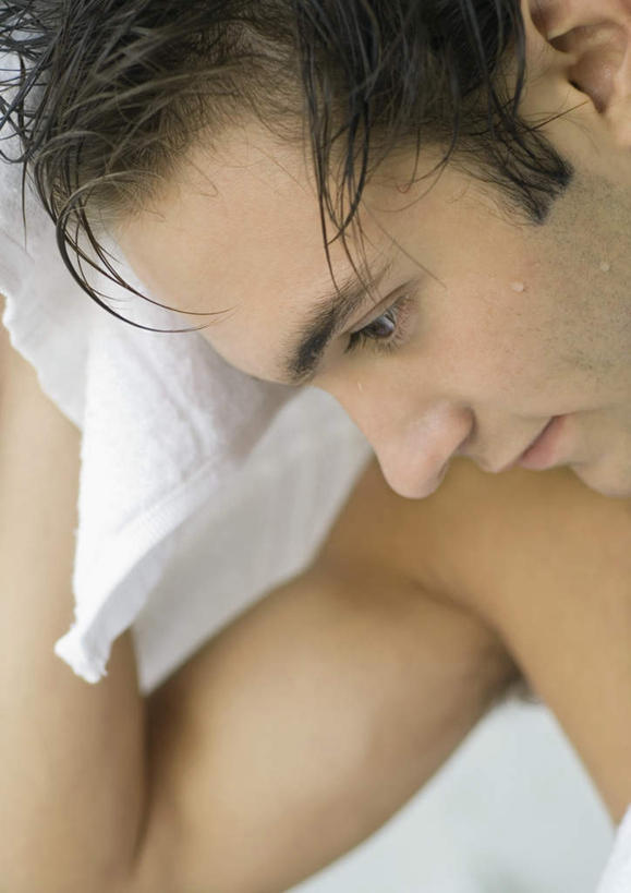 西方人,头发,一个人,竖图,室内,特写,白天,侧面,洗澡,水,欧洲,欧洲人,仅一个男性,仅一个人,擦,握,液体,浴巾,水滴,仅一个年轻男性,毛巾,低头,保养,享受,休闲,放松,擦拭,握着,保健,潮湿,男人,男性,年轻男性,白种人,半身,彩图,洗沐,洗浴