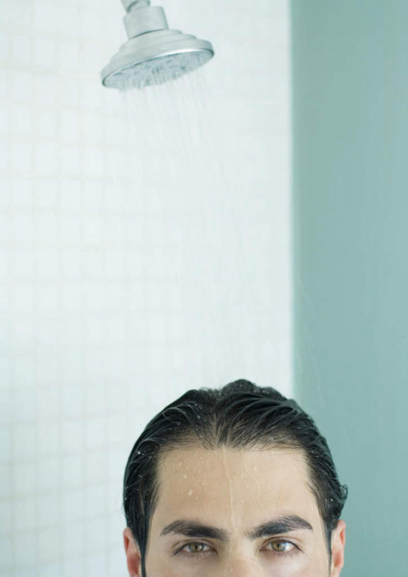 西方人,脸,头,脸颊,头发,一个人,竖图,室内,特写,白天,正面,洗澡,水,卫生间,浴室,欧洲,欧洲人,仅一个男性,仅一个人,液体,墙,水滴,墙壁,墙面,花洒,莲蓬头,仅一个年轻男性,保养,享受,休闲,放松,保健,潮湿,喷头,喷雾头,男人,男性,年轻男性,白种人,头部,脸部,脸蛋,面部,淋浴房,半身,彩图,洗沐,洗浴,冲凉房,沐浴间,沐浴室