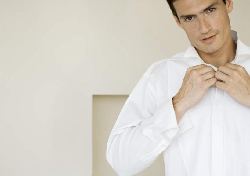 西方人,一个人,站,笑,微笑,横图,室内,特写,白天,正面,衬衫,卧室,欧洲,欧洲人,仅一个男性,仅一个人,墙,穿,墙壁,墙面,仅一个年轻男性,站着,男人,男性,年轻男性,白种人,站立,半身,彩图,衬衣,卧房