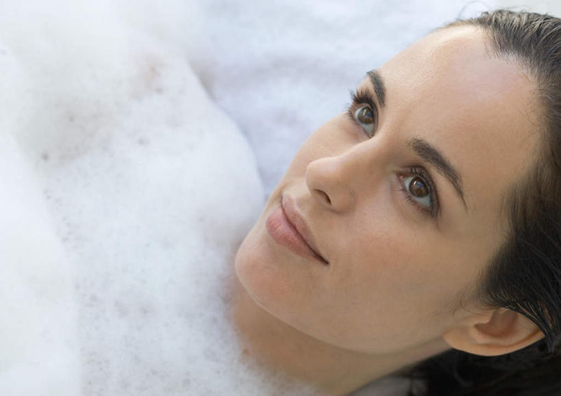 西方人,脸,头,脸颊,头发,一个人,躺,横图,俯视,室内,特写,白天,洗澡,水,卫生间,浴室,欧洲,欧洲人,仅一个年轻女性,仅一个女性,仅一个人,肥皂泡,泡沫,液体,水滴,注视,肥皂沫,观察,看,保养,享受,休闲,放松,保健,潮湿,观看,盆浴,察看,关注,卧着,年轻女性,女人,女性,白种人,头部,脸部,脸蛋,面部,淋浴房,躺着,卧,半身,彩图,高角度拍摄,洗沐,洗浴,冲凉房,沐浴间,沐浴室