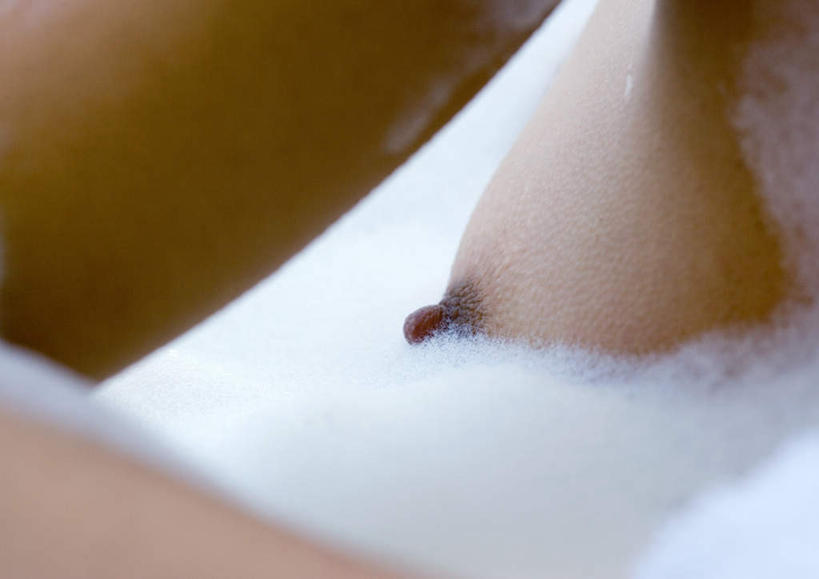 西方人,胸,一个人,横图,俯视,室内,特写,白天,洗澡,水,欧洲,欧洲人,仅一个年轻女性,仅一个女性,仅一个人,肥皂泡,泡沫,液体,水滴,肥皂沫,裸露,保养,享受,休闲,放松,保健,赤裸,盆浴,裸,年轻女性,女人,女性,白种人,胳膊,胸部,半身,彩图,高角度拍摄,洗沐,洗浴