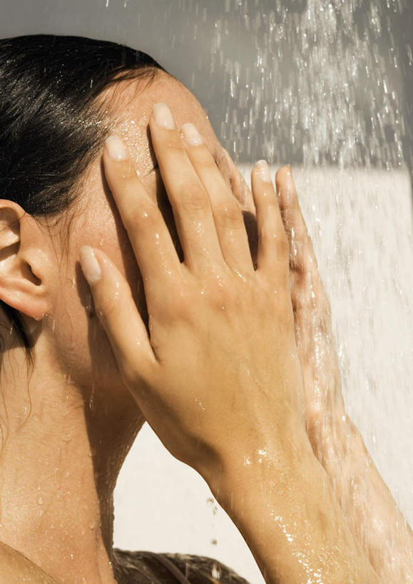 西方人,脸,头,脸颊,一个人,竖图,室内,特写,白天,侧面,洗澡,水,卫生间,浴室,欧洲,欧洲人,仅一个年轻女性,仅一个女性,仅一个人,淋浴,飞溅,朦胧,模糊,溅,液体,水滴,保养,享受,休闲,放松,捂,保健,喷洒,年轻女性,女人,女性,白种人,头部,脸部,脸蛋,面部,淋浴房,半身,彩图,洗沐,洗浴,冲凉房,沐浴间,沐浴室,捂着