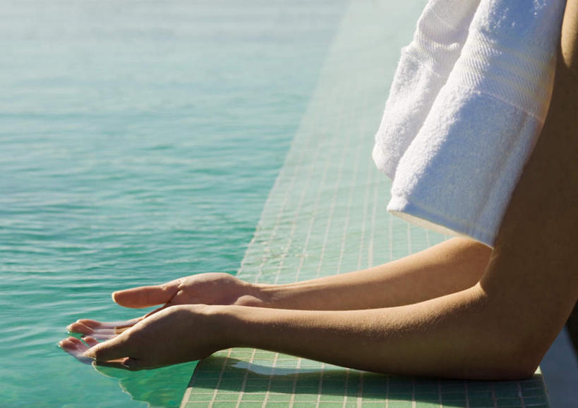 西方人,手,一个人,游泳池,捧,横图,室外,特写,白天,侧面,水,太阳,欧洲,欧洲人,仅一个年轻女性,仅一个女性,仅一个人,阴影,波纹,透明,光线,瓷砖,地砖,影子,浴巾,水池,水面,地面,漩涡,泳池,水纹,阳光,毛巾,保养,享受,休闲,手部,放松,保健,游泳馆,年轻女性,女人,女性,白种人,胳膊,端,端着,捧着,手捧,半身,彩图