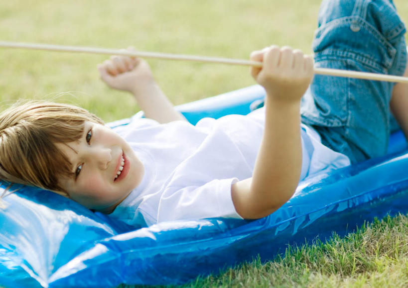 西方人,儿童,一个人,躺,横图,俯视,室外,白天,T恤衫,旅游,度假,纯洁,草地,草坪,太阳,植物,欧洲,欧洲人,仅一个男性,仅一个人,握,阴影,朦胧,模糊,光线,影子,拿,T恤,拿着,注视,牛仔裤,娱乐,草,小孩,绿色,阳光,观察,看,仅一个小孩,享受,休闲,气垫,放松,可爱,童年,童趣,握着,观看,木棍,察看,关注,户外运动,童真,烂漫,无邪,卧着,天真,男孩,男人,男性,白种人,孩子,躺着,卧,半身,彩图,高角度拍摄,男生