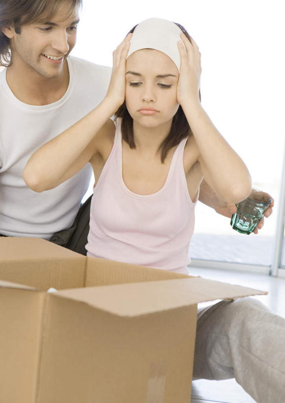 西方人,两个人,夫妻,坐,抱,笑,微笑,露齿笑,竖图,室内,白天,正面,爱情,太阳,装修,杯子,欧洲,欧洲人,阴影,光线,影子,纸箱,浪漫,注视,休闲装,发带,束发,装潢,玻璃制品,阳光,水杯,箱子,观察,看,休闲,温暖,温馨,休闲服,恩爱,恋人,抱着,观看,搬家,和睦,察看,双手抱头,搂着,关注,包装箱,男人,男性,年轻男性,年轻女性,女人,女性,白种人,情侣,玻璃杯,搂,搂抱,相抱,坐着,半身,彩图,伴侣,融洽