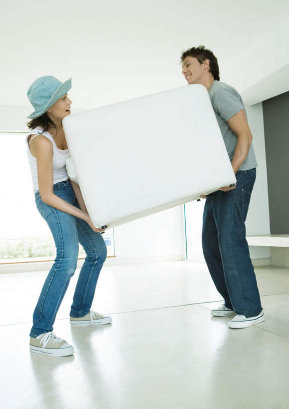 西方人,两个人,夫妻,笑,搬运,微笑,露齿笑,竖图,室内,白天,侧面,爱情,太阳,窗户,落地窗,沙发,装修,帽子,欧洲,欧洲人,抬,阴影,光线,影子,浪漫,牛仔裤,休闲装,装潢,玻璃窗,阳光,遮阳帽,温暖,温馨,休闲服,恩爱,恋人,抬起,搬家,和睦,布艺沙发,男人,男性,年轻男性,年轻女性,女人,女性,白种人,情侣,搬,彩图,全身,伴侣,融洽