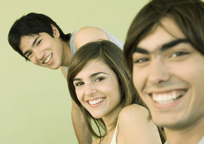 西方人,三个人,伙伴,朋友,站,笑,微笑,露齿笑,横图,室内,特写,白天,正面,友谊,欧洲,欧洲人,绿色背景,朦胧,模糊,墙,注视,墙壁,墙面,观察,看,站着,张嘴,扳手腕,摄影,影棚,观看,察看,关注,张大嘴巴,友情,男人,男性,年轻男性,年轻女性,女人,女性,白种人,张开嘴,站立,半身,彩图,影棚拍摄,拍摄