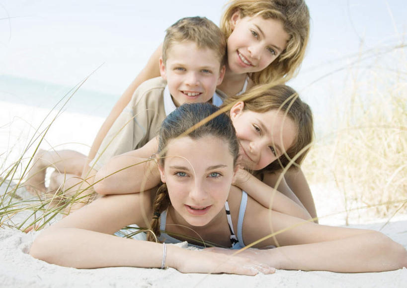 西方人,儿童,四个人,伙伴,朋友,叠罗汉,笑,微笑,露齿笑,横图,室外,白天,正面,旅游,度假,游戏,友谊,纯洁,草地,草坪,沙滩,太阳,植物,欧洲,欧洲人,一堆,阴影,堆叠,堆积,光线,沙子,影子,海岸,沙地,玩,注视,娱乐,草,小孩,蓝色,绿色,蓝天,天空,阳光,天,观察,看,趴着,享受,休闲,放松,可爱,童年,童趣,晴朗,观看,堆,察看,关注,户外运动,童真,烂漫,无邪,万里无云,天真,友情,男孩,男人,男性,女孩,女人,女性,白种人,海滩,晴空,晴空万里,趴,玩耍,嬉戏,半身,彩图,男生,女生