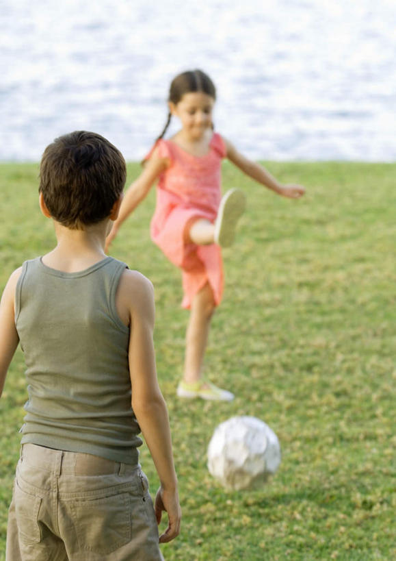 西方人,儿童,背部,两个人,站,竖图,室外,白天,正面,锻炼,游戏,纯洁,运动,足球,草地,草坪,水,太阳,植物,欧洲,欧洲人,阴影,朦胧,模糊,光线,影子,水池,水面,玩,娱乐,球,草,小孩,绿色,阳光,站着,休闲,踢球,可爱,童年,童趣,童真,烂漫,无邪,体育,天真,男孩,男人,男性,女孩,女人,女性,白种人,玩耍,嬉戏,站立,半身,彩图,健身,男生,女生