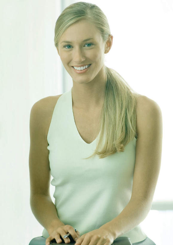 西方人,头发,一个人,商务人士,商务女性,坐,笑,微笑,露齿笑,竖图,室内,白天,正面,太阳,欧洲,欧洲人,仅一个女性,仅一个人,阴影,套装,光线,影子,阳光,金黄色,商务装,工薪阶层,年轻女性,女人,女性,白种人,白领,上班族,坐着,半身,彩图