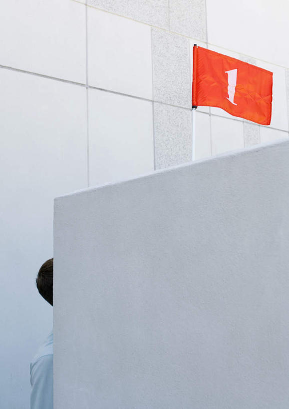 西方人,一个人,商务人士,商务男性,站,竖图,室外,白天,侧面,衬衫,旗帜,欧洲,欧洲人,第一名,仅一个男性,仅一个人,套装,朦胧,模糊,标志,文字,字符,字母,墙,标识,墙壁,墙面,仅一个年轻男性,站着,遮,遮挡,商务装,工薪阶层,遮盖,遮蔽,男人,男性,年轻男性,白种人,白领,上班族,站立,半身,彩图,衬衣