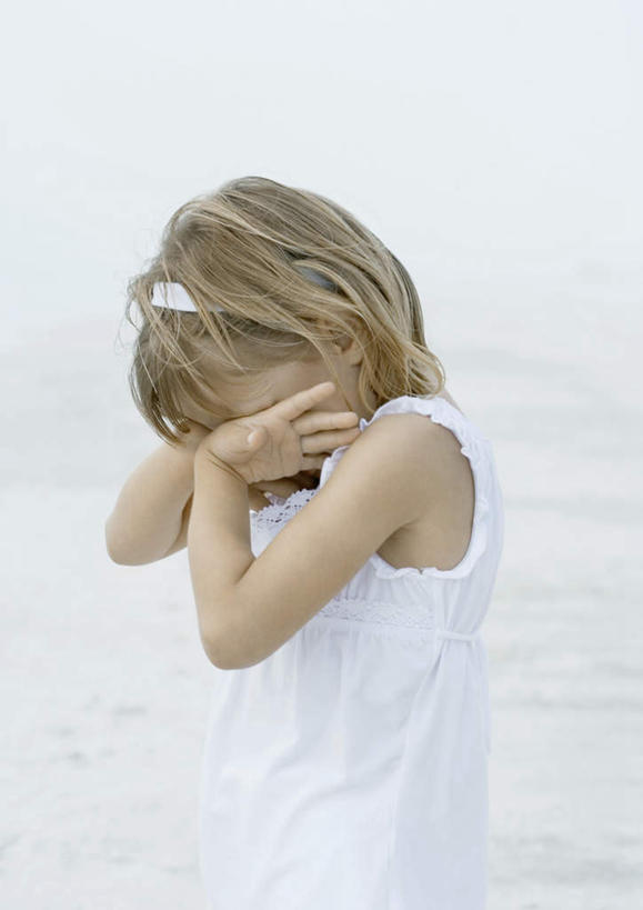 西方人,儿童,一个人,站,竖图,室外,白天,侧面,纯洁,欧洲,欧洲人,仅一个女性,仅一个人,小孩,蓝色,蓝天,天空,天,站着,仅一个小孩,可爱,童年,童趣,双手抱头,童真,烂漫,无邪,天真,女孩,女人,女性,白种人,孩子,站立,半身,彩图,女生,捂着