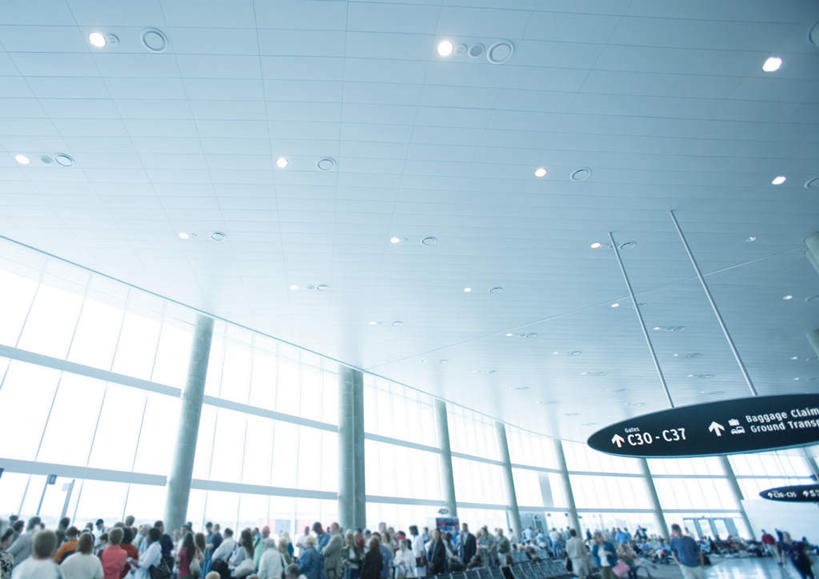 西方人,机场,横图,室内,白天,仰视,旅游,度假,太阳,窗户,落地窗,飞机场,指示牌,欧洲,欧洲人,阴影,光线,标志,文字,影子,圆柱,柱子,屋顶,灯光,交通,许多人,顶棚,标识,顶灯,立柱,玻璃窗,灯,阳光,灯具,一群人,享受,休闲,照明设备,候机室,候机楼,排椅,老年男性,老年女性,男人,男性,年轻男性,年轻女性,女人,中年男性,中年女性,白种人,航空站,空港,半身,彩图,低角度拍摄