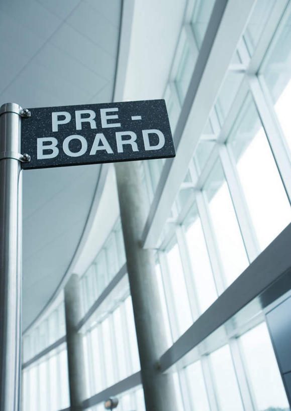 无人,机场,竖图,室外,白天,仰视,旅游,度假,窗户,落地窗,飞机场,指示牌,阴影,光线,英文,标志,文字,影子,柱子,交通,娱乐,标识,立柱,玻璃窗,阳光,享受,休闲,运输,英文字母,航空站,空港,彩图,低角度拍摄