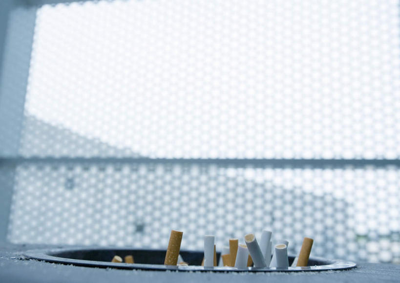 无人,机场,横图,室外,白天,正面,旅游,度假,飞机场,墙,铁栅栏,交通,娱乐,墙壁,蓝色,蓝天,天空,天,享受,休闲,运输,晴朗,烟灰缸,烟头,万里无云,航空站,空港,晴空,晴空万里,彩图