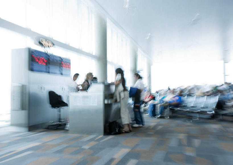 西方人,机场,站,坐,横图,室内,白天,正面,旅游,度假,窗户,落地窗,飞机场,椅子,欧洲,欧洲人,阴影,光线,影子,屋顶,灯光,地面,交通,许多人,顶棚,娱乐,顶灯,玻璃窗,灯,阳光,灯具,站着,一群人,享受,休闲,运输,照明设备,候机室,候机楼,排椅,老年男性,老年女性,男人,男性,年轻男性,年轻女性,女人,中年男性,中年女性,白种人,航空站,空港,坐着,半身,彩图