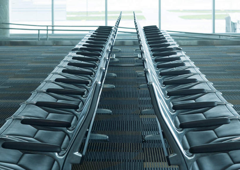 无人,机场,横图,俯视,室内,白天,旅游,度假,窗户,地板,落地窗,飞机场,椅子,一排,阴影,朦胧,模糊,整齐,光线,影子,地面,交通,娱乐,玻璃窗,排列,阳光,享受,休闲,运输,队列,候机室,候机楼,排椅,航空站,空港,彩图,高角度拍摄